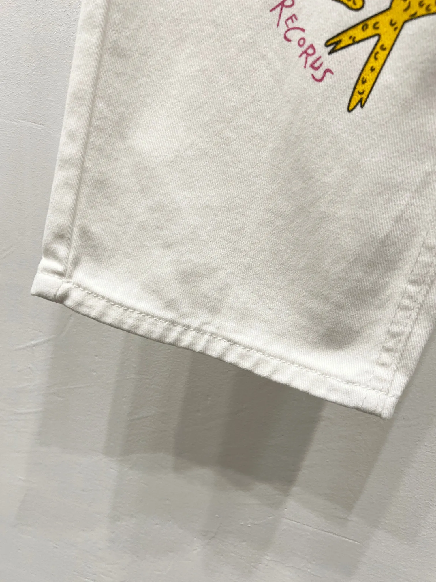 P260 Style No.: (c031) Chrome Hearts & Chrome Hearts high street jeans with leopard print and vintage graffiti paintings on a white background. Chrome Hearts are the most popular pants in color. Made of beaded canvas fabric, heavy washing makes the upper body of the fabric more textured and the pants are tall and straight! The three-dimensional cutting of the whole trousers is a masterpiece! The hardware is customized by zp. The beaded canvas fabric is thick and soft after being washed. It has good breathability. Customized small leather label. Unique design. The details are simple and elegant, and the workmanship is exquisite. The whole trousers are neatly routed and the details are in place!  Trendy people have been disappointed. From the quality selection of fabrics, the tailoring of details, and the matching of patterns, everything is impeccable! The upper body is so handsome when worn...it can be easily worn by men, women and children! The craftsmanship is made of heavy-duty washed pure cotton denim fabric. After washing, it is soft and thick and looks very stylish when worn. Color: White Size: 28 30 32 34 (S-XL)